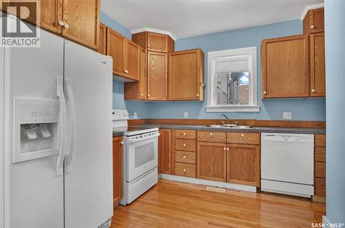 220 N Avenue S, Saskatoon, SK - Indoor Photo Showing Kitchen With Double Sink