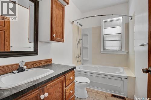 220 N Avenue S, Saskatoon, SK - Indoor Photo Showing Bathroom