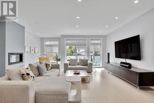 40 Byron Avenue, Ottawa, ON - Indoor Photo Showing Living Room