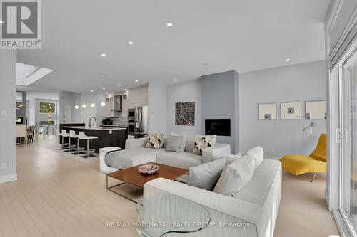 40 Byron Avenue, Ottawa, ON - Indoor Photo Showing Living Room