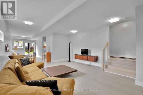 40 Byron Avenue, Ottawa, ON - Indoor Photo Showing Living Room
