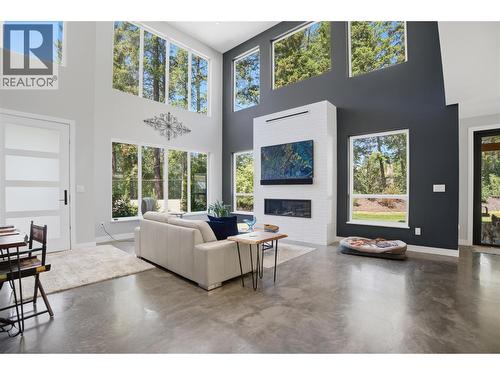 1015 Paquette Road, Chase, BC - Indoor Photo Showing Living Room