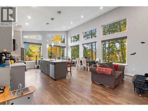 1015 Paquette Road, Chase, BC - Indoor Photo Showing Living Room
