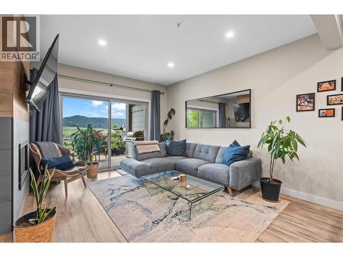 206 Vineyard Way, Vernon, BC - Indoor Photo Showing Living Room
