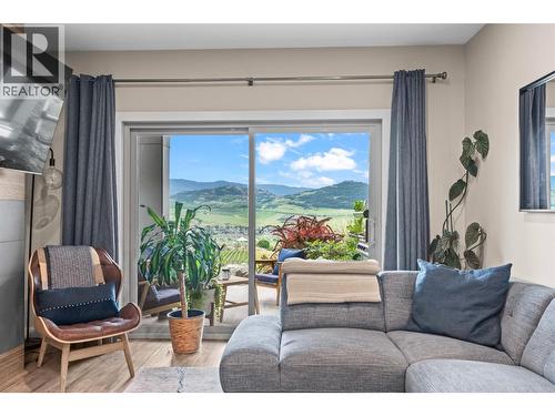 206 Vineyard Way, Vernon, BC - Indoor Photo Showing Living Room