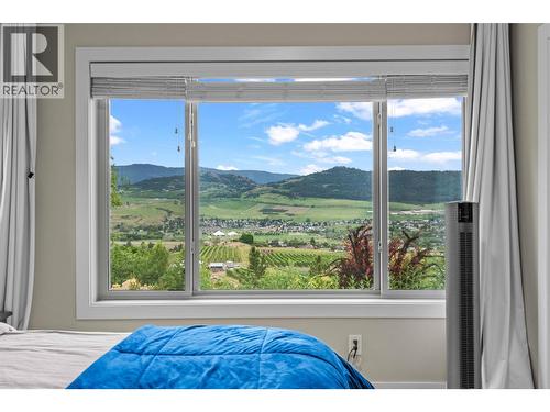 206 Vineyard Way, Vernon, BC - Indoor Photo Showing Bedroom