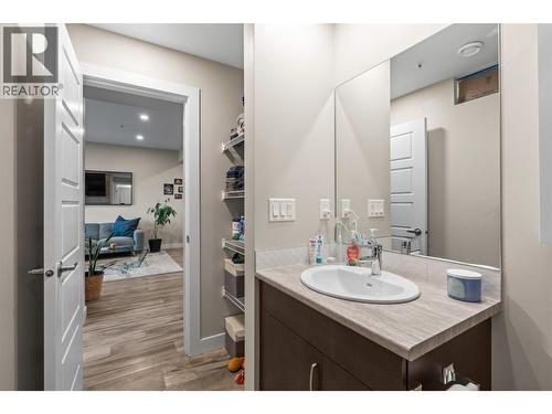 206 Vineyard Way, Vernon, BC - Indoor Photo Showing Bathroom