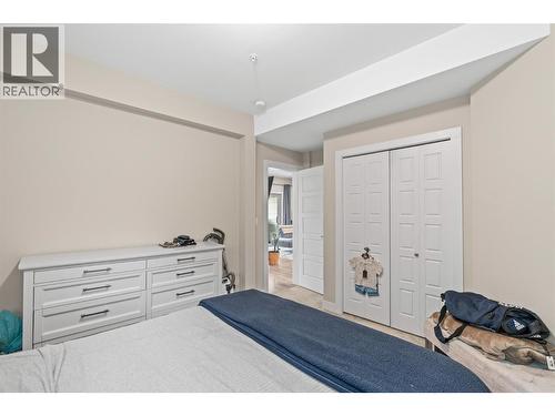 206 Vineyard Way, Vernon, BC - Indoor Photo Showing Bedroom