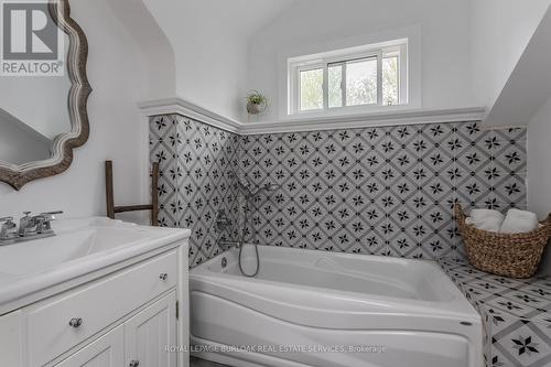 351 Rock Chapel Road, Hamilton, ON - Indoor Photo Showing Bathroom