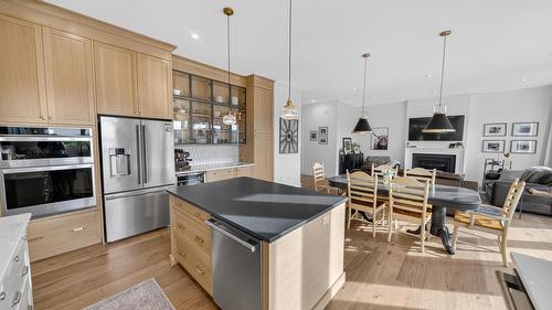 705 22Nd Avenue, Cranbrook, BC - Indoor Photo Showing Kitchen With Upgraded Kitchen