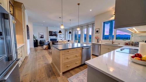 705 22Nd Avenue, Cranbrook, BC - Indoor Photo Showing Kitchen With Upgraded Kitchen