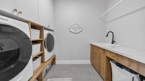 705 22Nd Avenue, Cranbrook, BC - Indoor Photo Showing Laundry Room