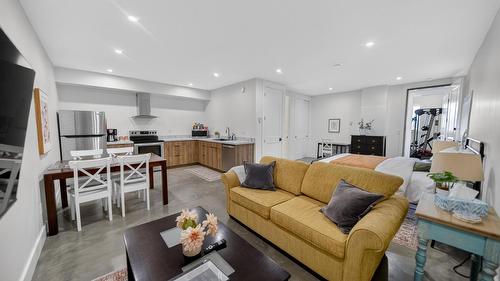 705 22Nd Avenue, Cranbrook, BC - Indoor Photo Showing Living Room
