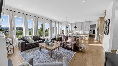 705 22Nd Avenue, Cranbrook, BC - Indoor Photo Showing Living Room