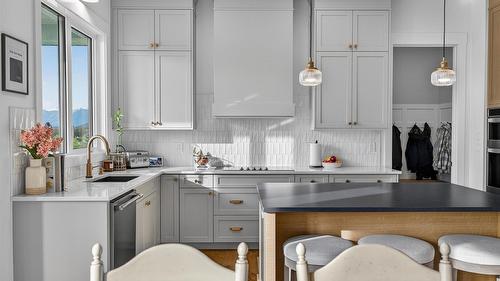 705 22Nd Avenue, Cranbrook, BC - Indoor Photo Showing Kitchen With Upgraded Kitchen