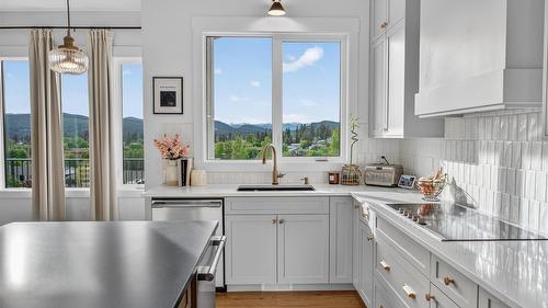 705 22Nd Avenue, Cranbrook, BC - Indoor Photo Showing Kitchen With Upgraded Kitchen