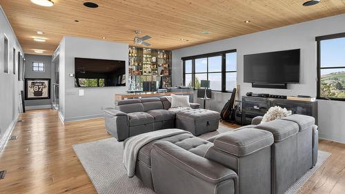 13210 Mccreight Road, Lake Country, BC - Indoor Photo Showing Living Room