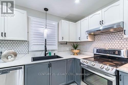 4110 Forest Run Avenue, Burlington, ON - Indoor Photo Showing Kitchen With Upgraded Kitchen
