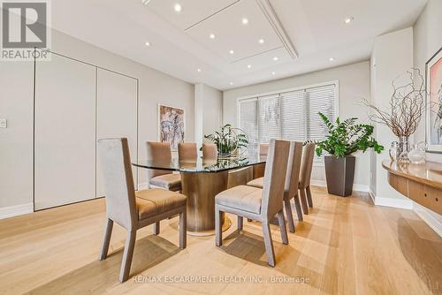 2 Anslow Court, Hamilton, ON - Indoor Photo Showing Kitchen With Upgraded Kitchen