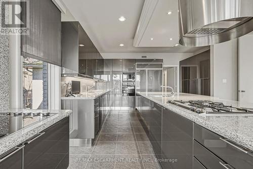 2 Anslow Court, Hamilton, ON - Indoor Photo Showing Kitchen With Upgraded Kitchen