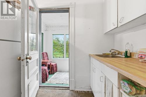 Unit 5 (second floor) sun room by the kitchen - 634 Gladstone Avenue, Ottawa, ON - Indoor