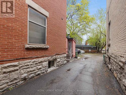 Shared driveway - 634 Gladstone Avenue, Ottawa, ON - Outdoor With Exterior