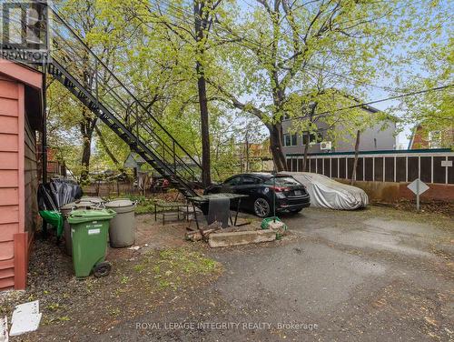Shared parking for multilpe buildings - 634 Gladstone Avenue, Ottawa, ON - Outdoor