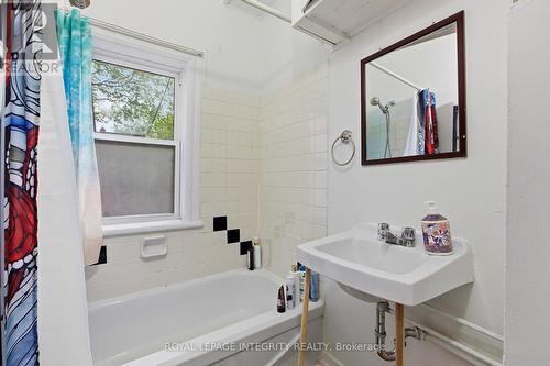 Unit 1 (main floor) bathroom - 634 Gladstone Avenue, Ottawa, ON - Indoor Photo Showing Bathroom