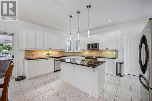 32 Forest Ridge Road, Erin, ON - Indoor Photo Showing Kitchen With Upgraded Kitchen