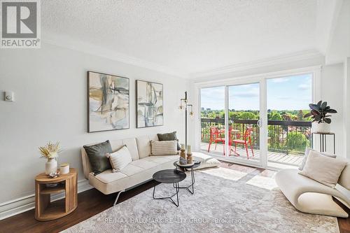 907 - 158C Mcarthur Avenue, Ottawa, ON - Indoor Photo Showing Living Room