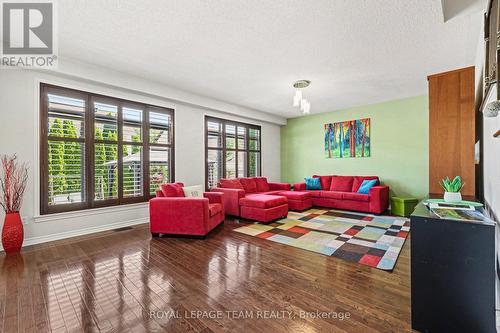 Rear facing family Room - 65 Osprey Crescent, Ottawa, ON 