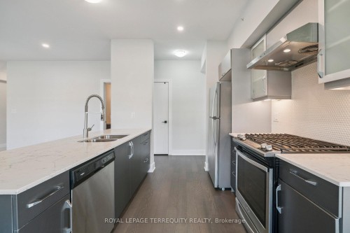 102-6 Spice Way, Barrie, ON - Indoor Photo Showing Kitchen With Stainless Steel Kitchen With Double Sink With Upgraded Kitchen