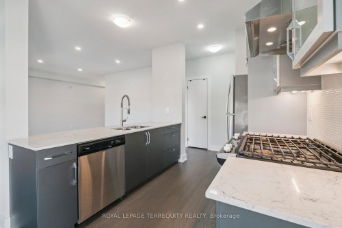 102-6 Spice Way, Barrie, ON - Indoor Photo Showing Kitchen With Double Sink With Upgraded Kitchen