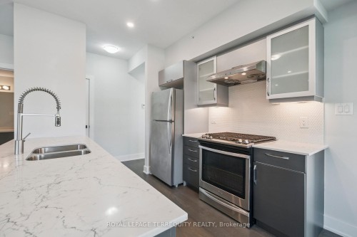 102-6 Spice Way, Barrie, ON - Indoor Photo Showing Kitchen With Stainless Steel Kitchen With Double Sink With Upgraded Kitchen