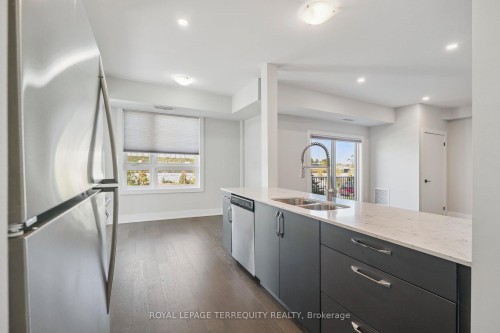 102-6 Spice Way, Barrie, ON - Indoor Photo Showing Kitchen With Double Sink With Upgraded Kitchen