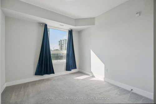 102-6 Spice Way, Barrie, ON - Indoor Photo Showing Other Room
