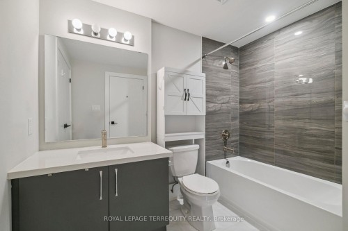 102-6 Spice Way, Barrie, ON - Indoor Photo Showing Bathroom