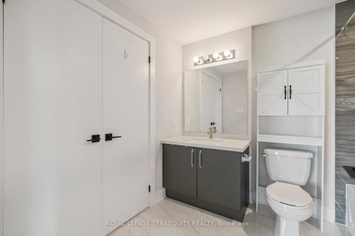 102-6 Spice Way, Barrie, ON - Indoor Photo Showing Bathroom