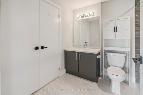 102-6 Spice Way, Barrie, ON - Indoor Photo Showing Bathroom