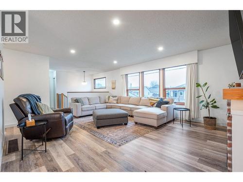 302 Bass Avenue, Enderby, BC - Indoor Photo Showing Living Room