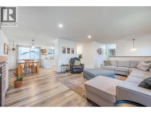 302 Bass Avenue, Enderby, BC - Indoor Photo Showing Living Room