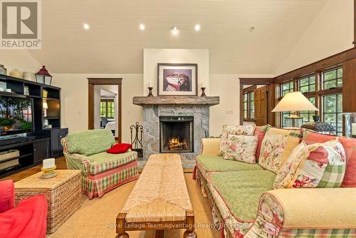 Rumford wood burning fireplace - 5 Fallingview Trail, Seguin, ON 