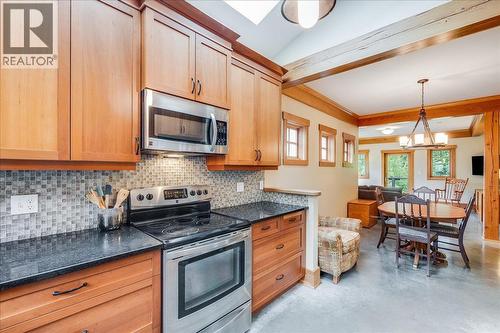530 Foster Place, Nelson, BC - Indoor Photo Showing Kitchen