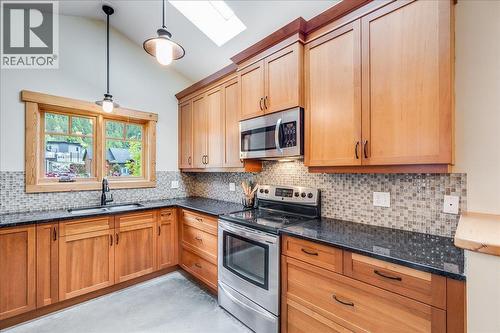 530 Foster Place, Nelson, BC - Indoor Photo Showing Kitchen With Double Sink