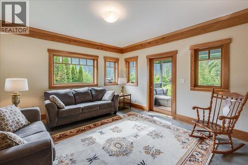 530 Foster Place, Nelson, BC - Indoor Photo Showing Living Room