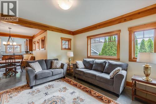 530 Foster Place, Nelson, BC - Indoor Photo Showing Living Room