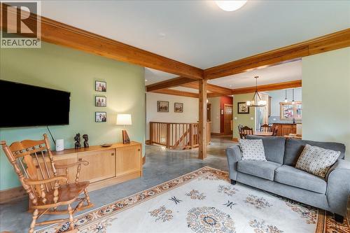 530 Foster Place, Nelson, BC - Indoor Photo Showing Living Room