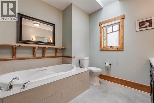 530 Foster Place, Nelson, BC - Indoor Photo Showing Bathroom