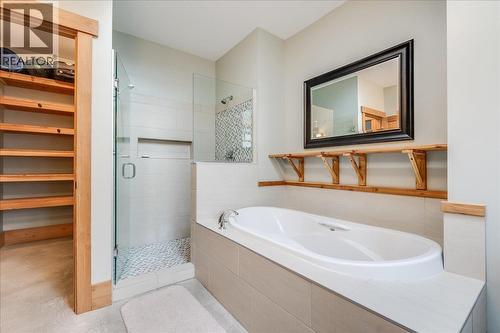 530 Foster Place, Nelson, BC - Indoor Photo Showing Bathroom