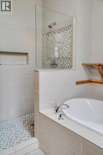 530 Foster Place, Nelson, BC - Indoor Photo Showing Bathroom